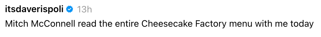 Skjermbilde av en tweet som fleiper med at Mitch McConnell leste hele Cheesecake Factory-menyen sammen med brukeren