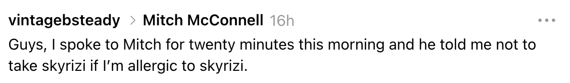En kommentar noterer humoristisk å bli anbefalt av "Mitch McConnell" ikke ta Skyrizi hvis du er allergisk