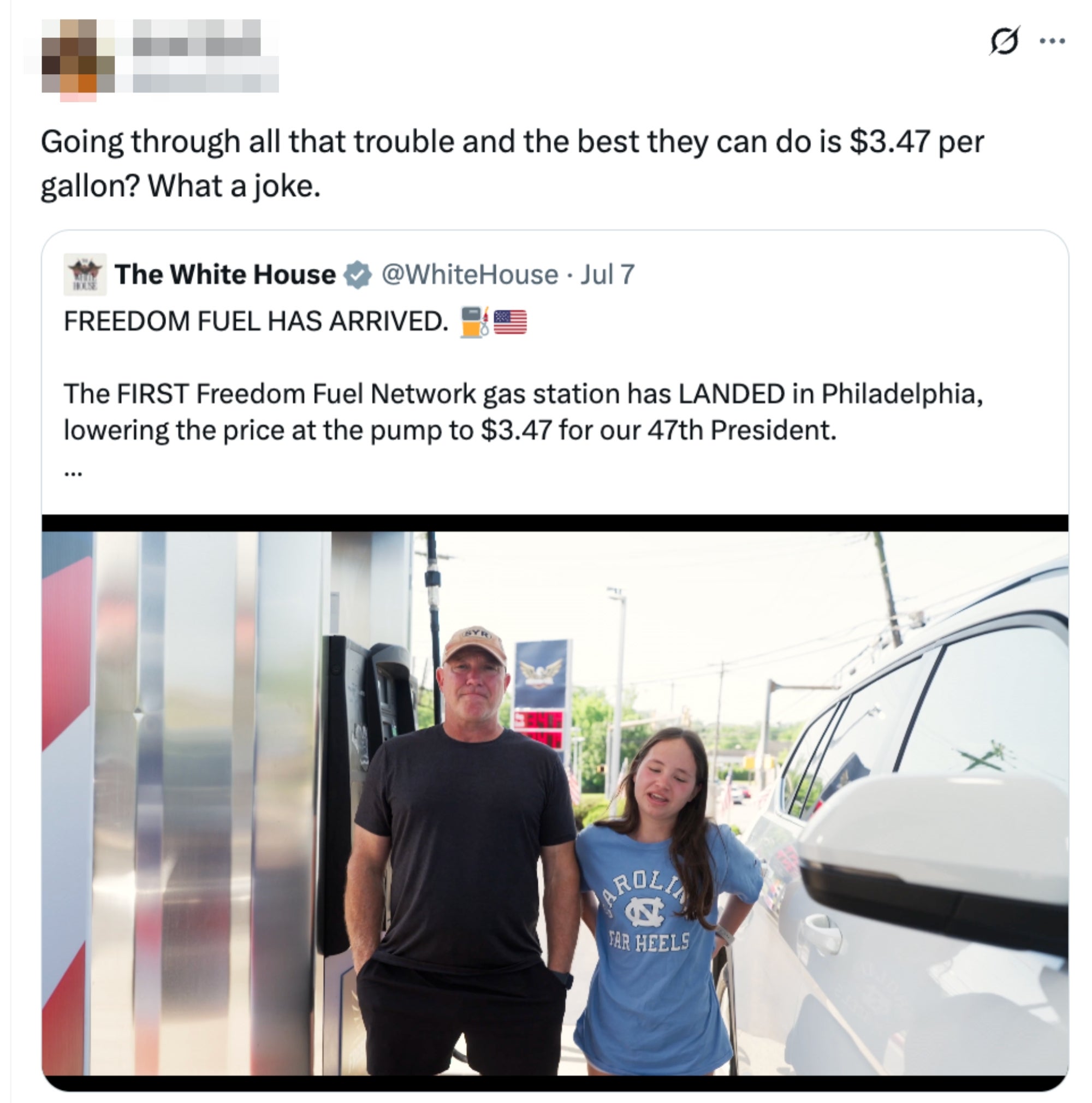 Tweet av Jared Holt som kommenterer et innlegg fra Det hvite hus om en bensinstasjon i Philadelphia som senker prisen til $3,47 per gallon