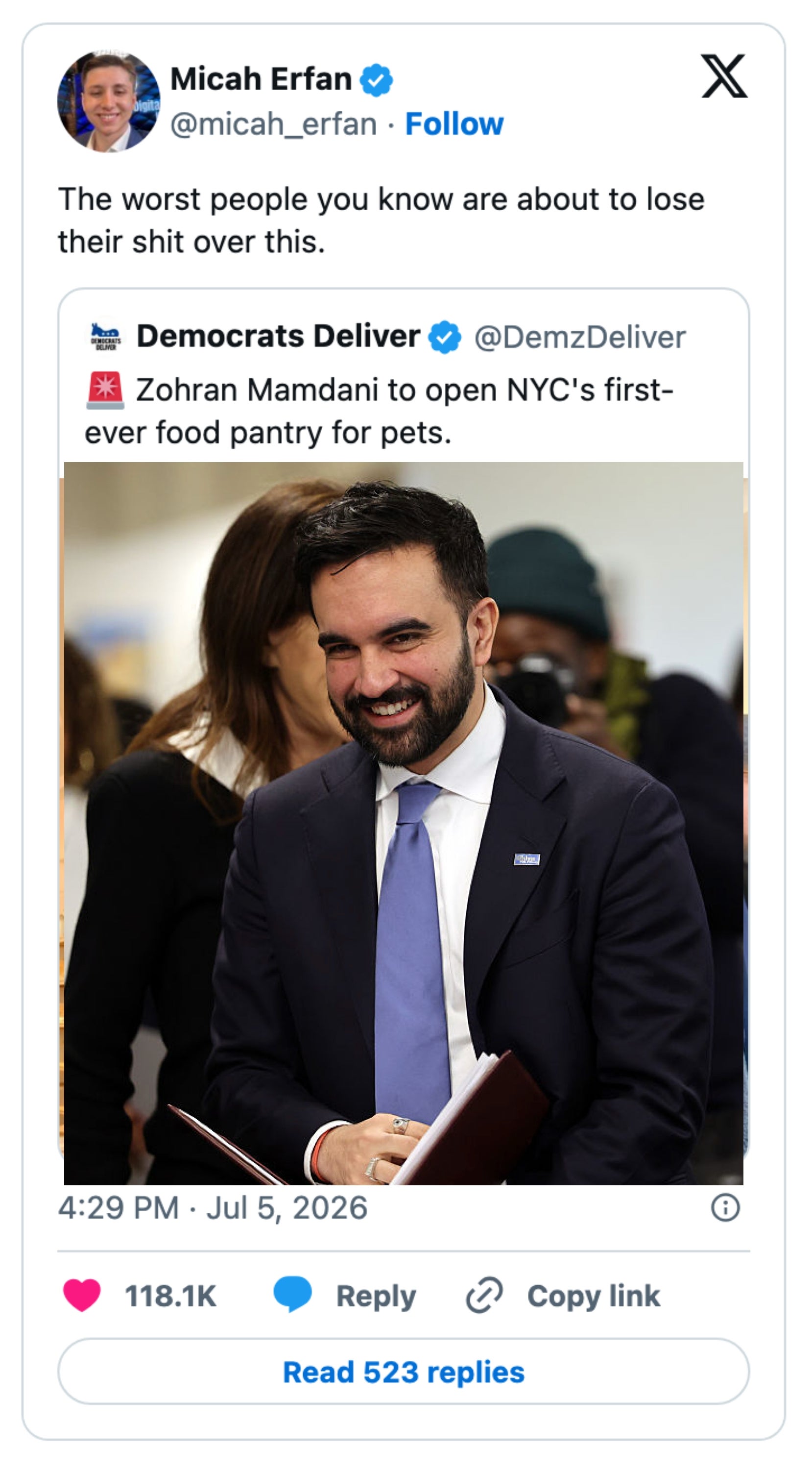 En smilende person holder en svart og hvit katt. En tweet kunngjør at Zohran Mamdani vil åpne NYCs første matkammer for kjæledyr noensinne