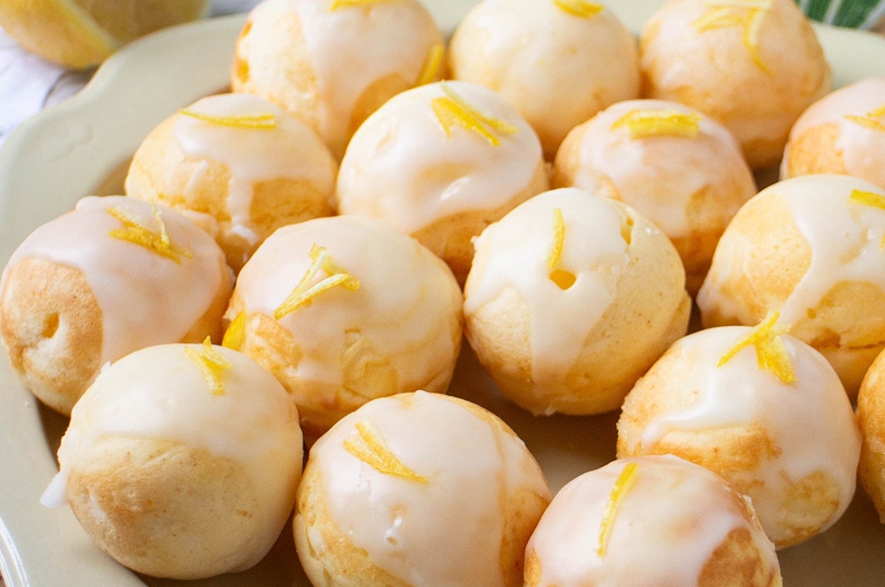 レモンアイシングがかかった小さなケーキが盛られた皿。