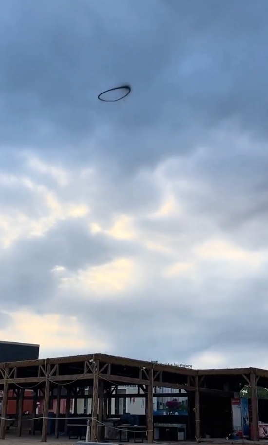 Strange achromatic ringing appears successful cloudy entity supra a woody operation with unfastened walls