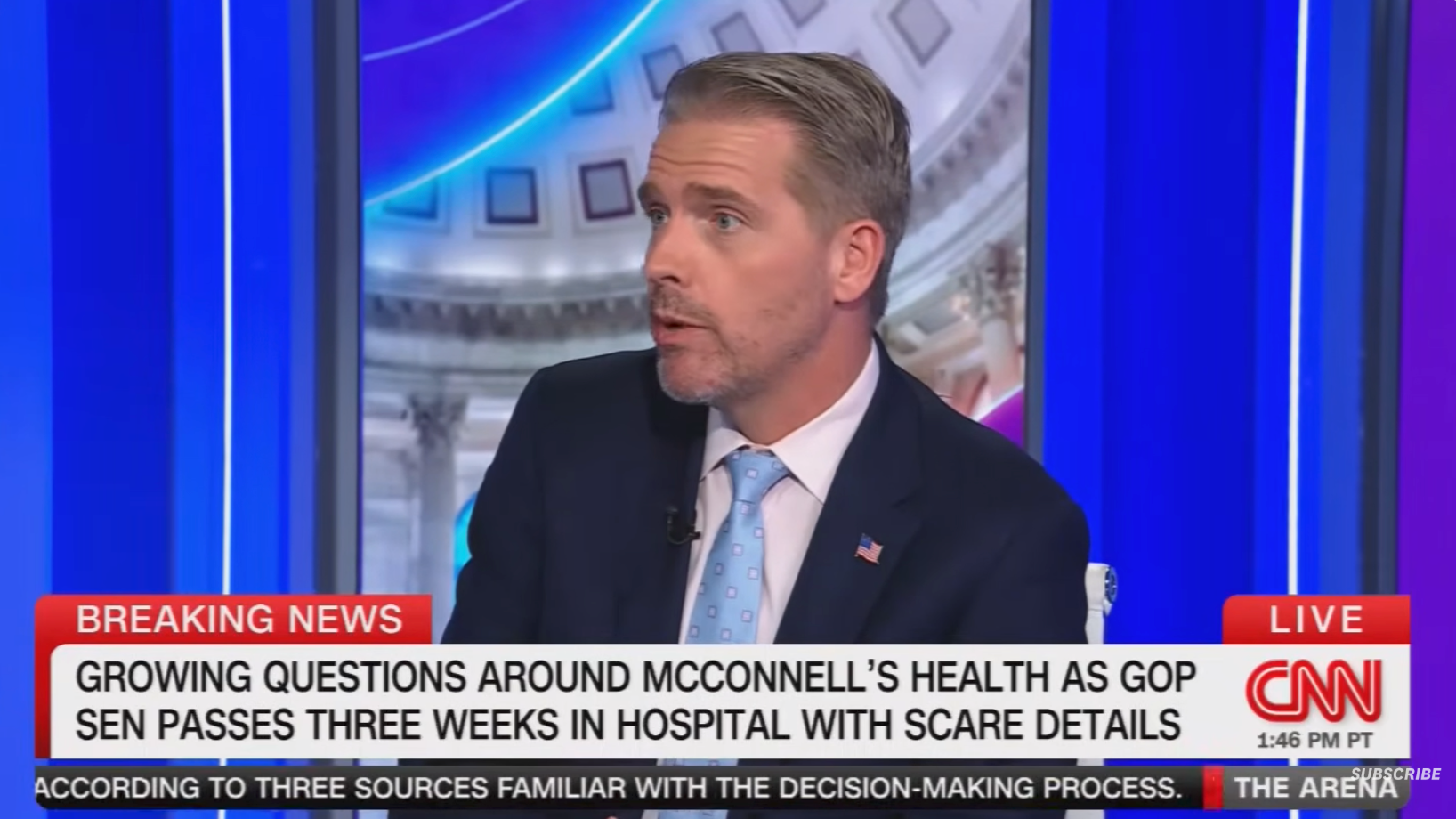 En mann i dress diskuterer politiske nyheter på CNN, med et banner om Senatets helseproblemer