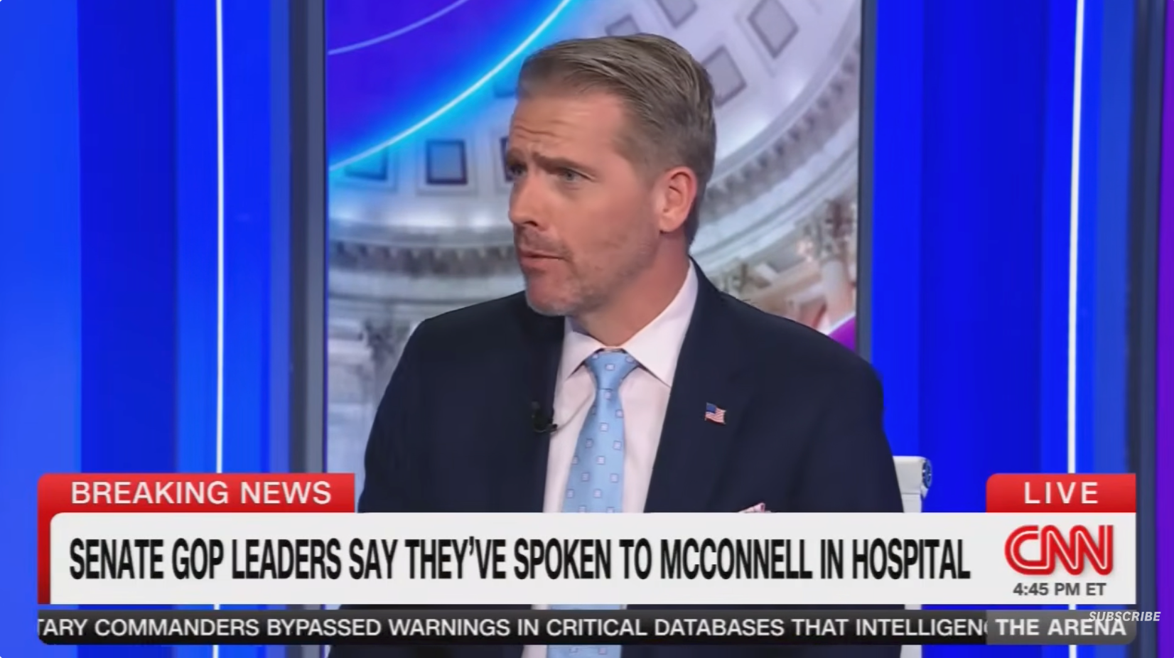 En nyhetssending viser en mannlig vert som diskuterer Senatets GOP-ledere kommuniserer med McConnell, som er på sykehuset