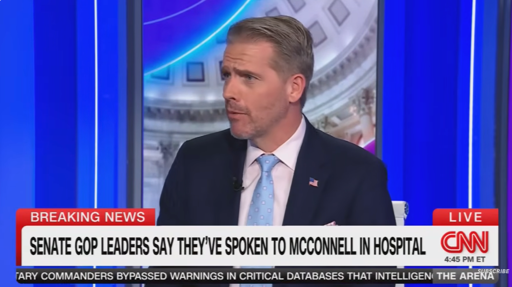 En mann i dress snakker i et CNN-nyhetssegment og diskuterer Senatets GOP-ledere som snakker med McConnell på sykehuset