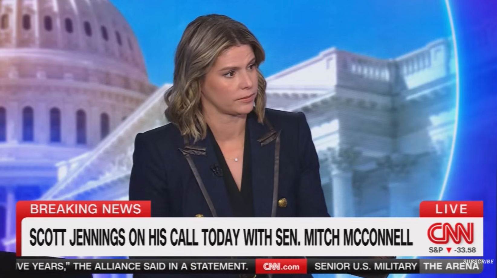 Nyhetssending med en kvinne iført en strukturert blazer, og diskuterer en samtale med senator Mitch McConnell. CNN ticker nevner siste nyheter og aksjer