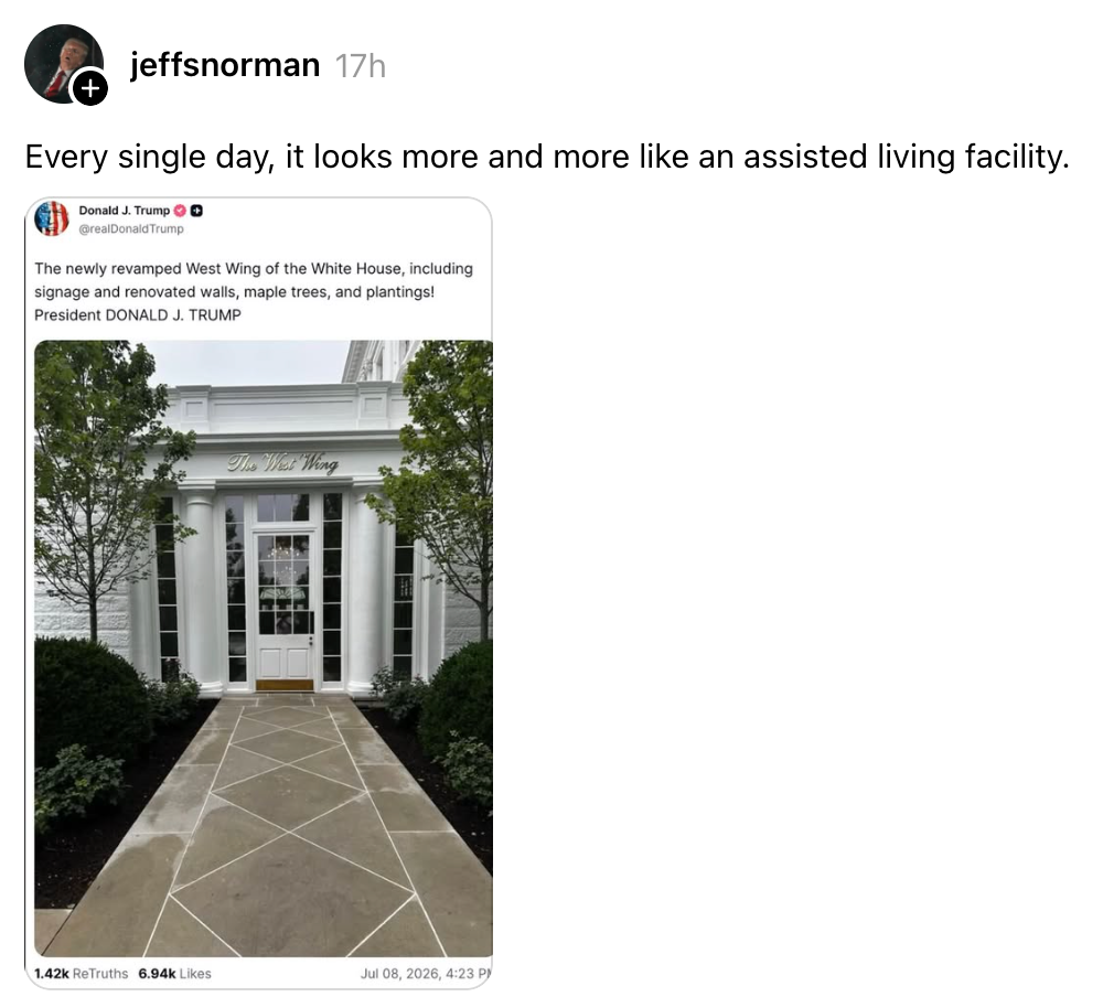 Tangkapan layar tweet Donald Trump tentang pembaruan di Sayap Barat, dengan teks yang membandingkannya dengan fasilitas tempat tinggal berbantuan