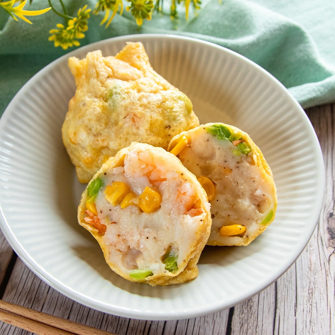 お皿に盛られた、油揚げ料理。中にエビやコーン、枝豆が詰まっている。