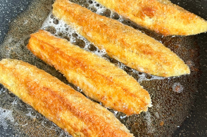 フライパンで揚げられているなす。