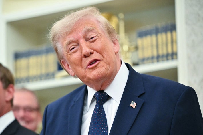 米ホワイトハウスで子ども向け資産形成プログラム「トランプ・アカウント」の記念式典で演説したドナルド・トランプ大統領（＝2026年7月6日撮影）/ Mandel NGAN / AFP＝時事