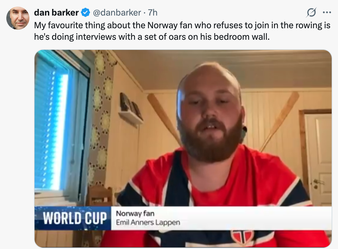 Mann i Norge-trøye intervjues hjemme til VM. Bildeteksten viser at han nektet å bli med på roing, og årer er synlige på veggen hans
