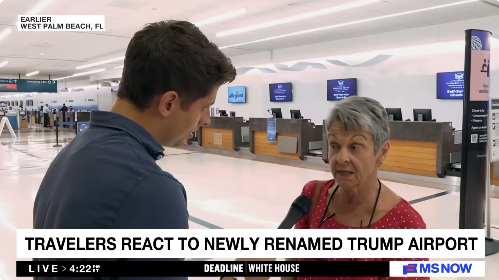 En nyhetsreporter intervjuer en eldre kvinne i en travel flyplassterminal for et segment på West Palm Beachs nylig omdøpte Trump Airport