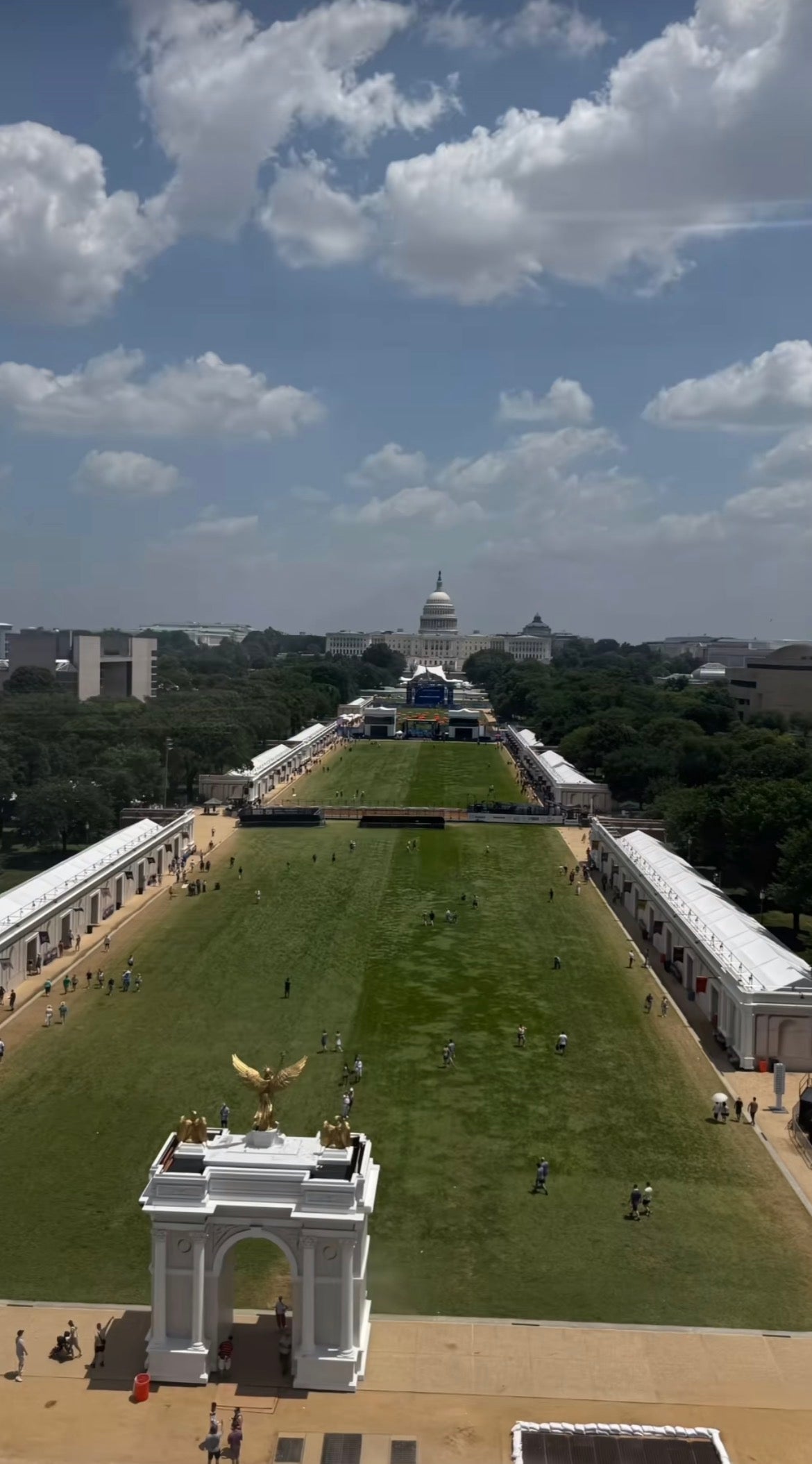 Luftfoto av National Mall i Washington, DC, med US Capitol i det fjerne og spredte mennesker på gresset