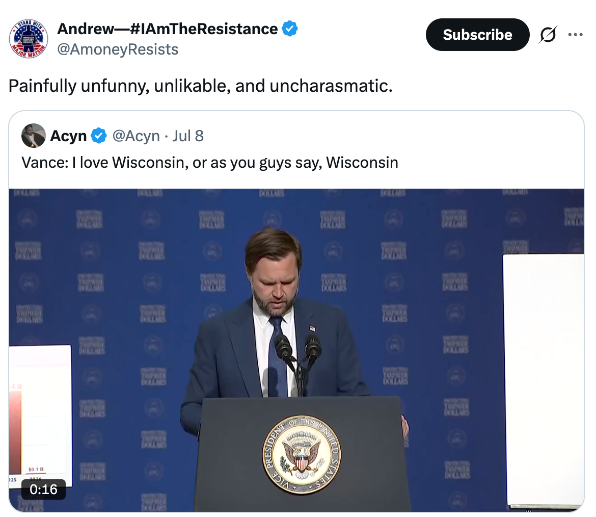 Mann i dress taler på et podium med den amerikanske visepresidentens segl, med en tweet ovenfor som kritiserer hans karisma