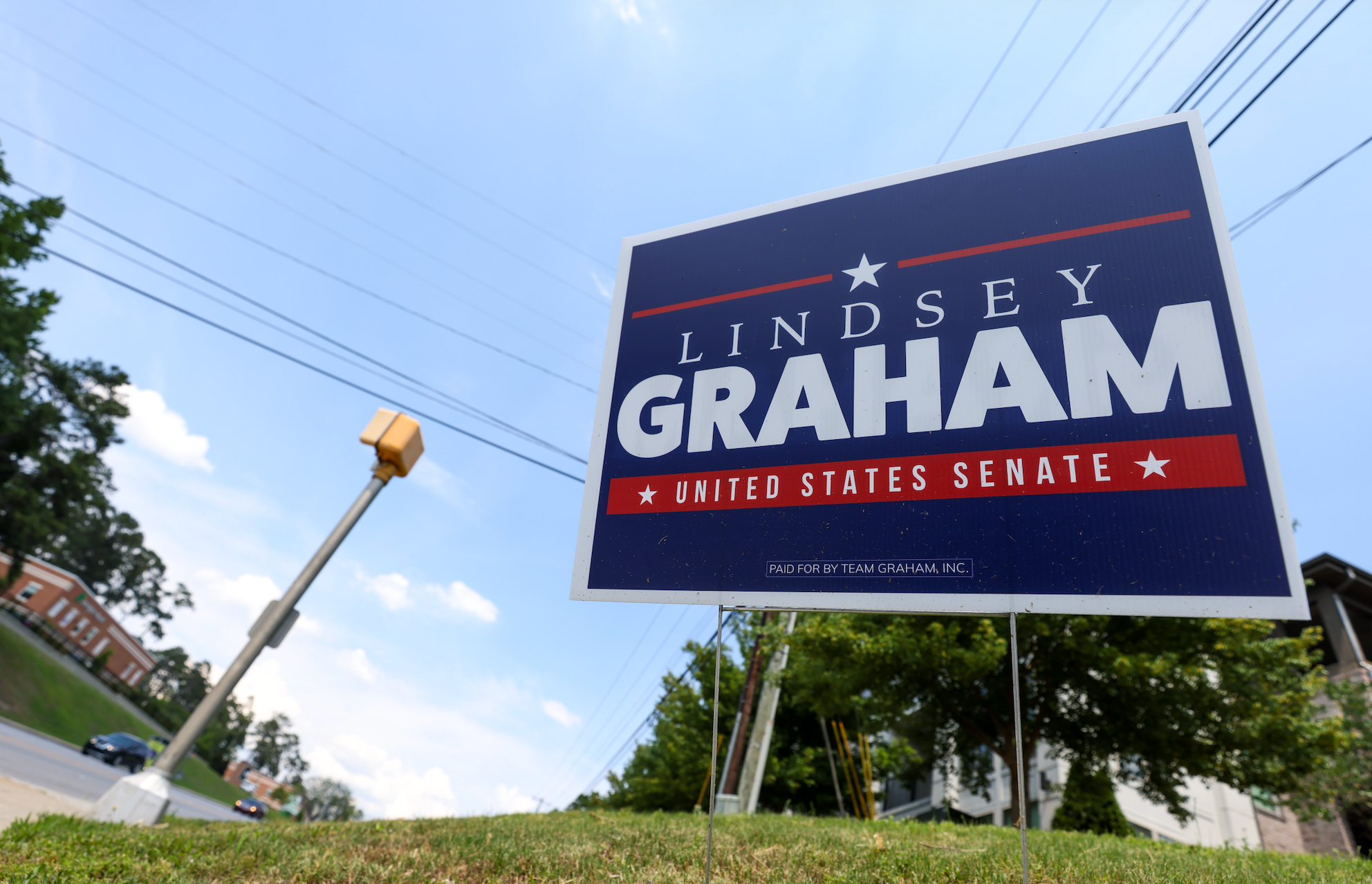 Et kampanjeskilt for Lindsey Graham, som stiller opp for USAs senat, vises på en plen nær et gatehjørne