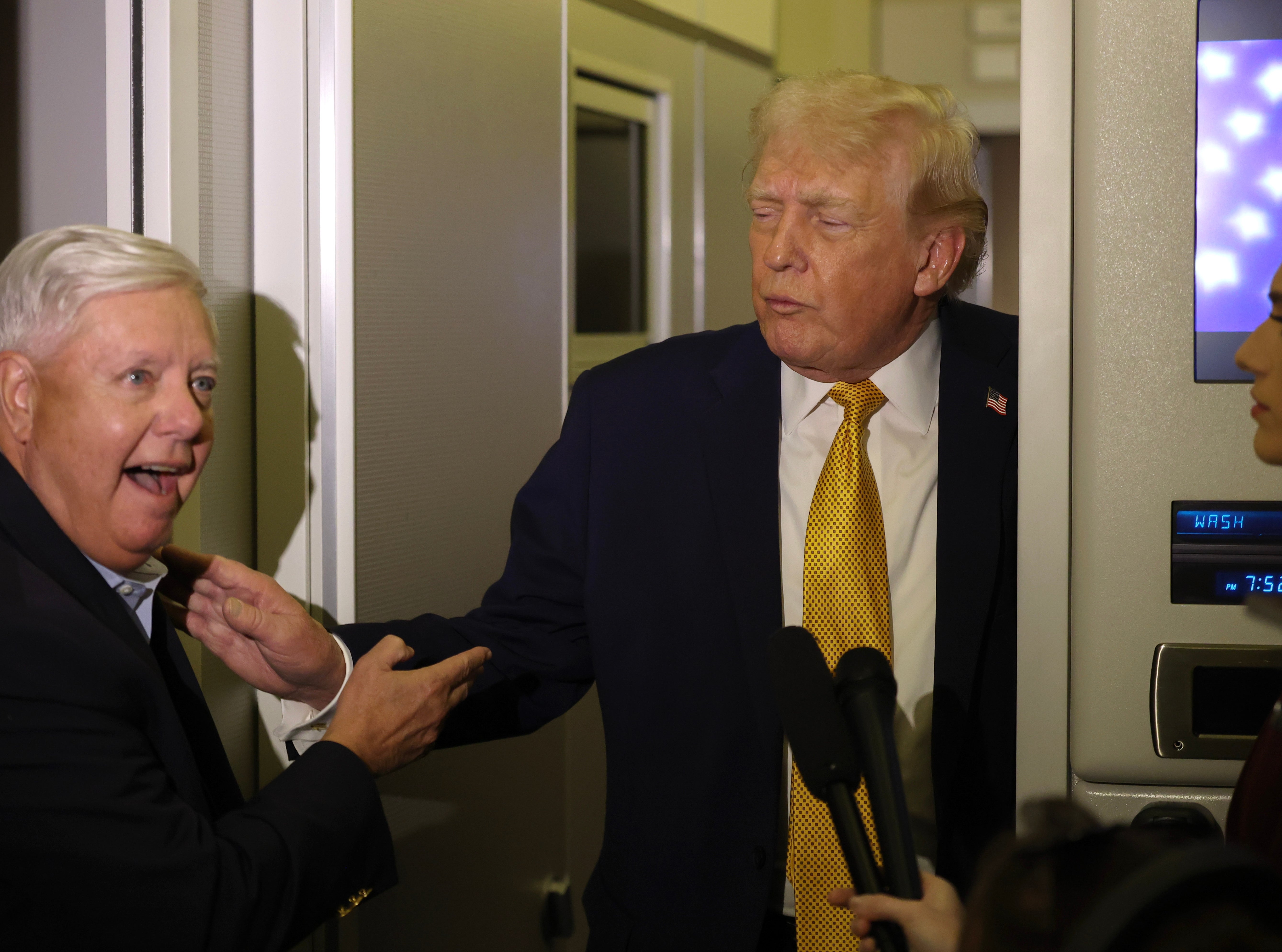 AU.S. President Donald Trump (R) og den amerikanske senatoren Lindsey Graham (R-SC) snakker til media ombord Air Force One