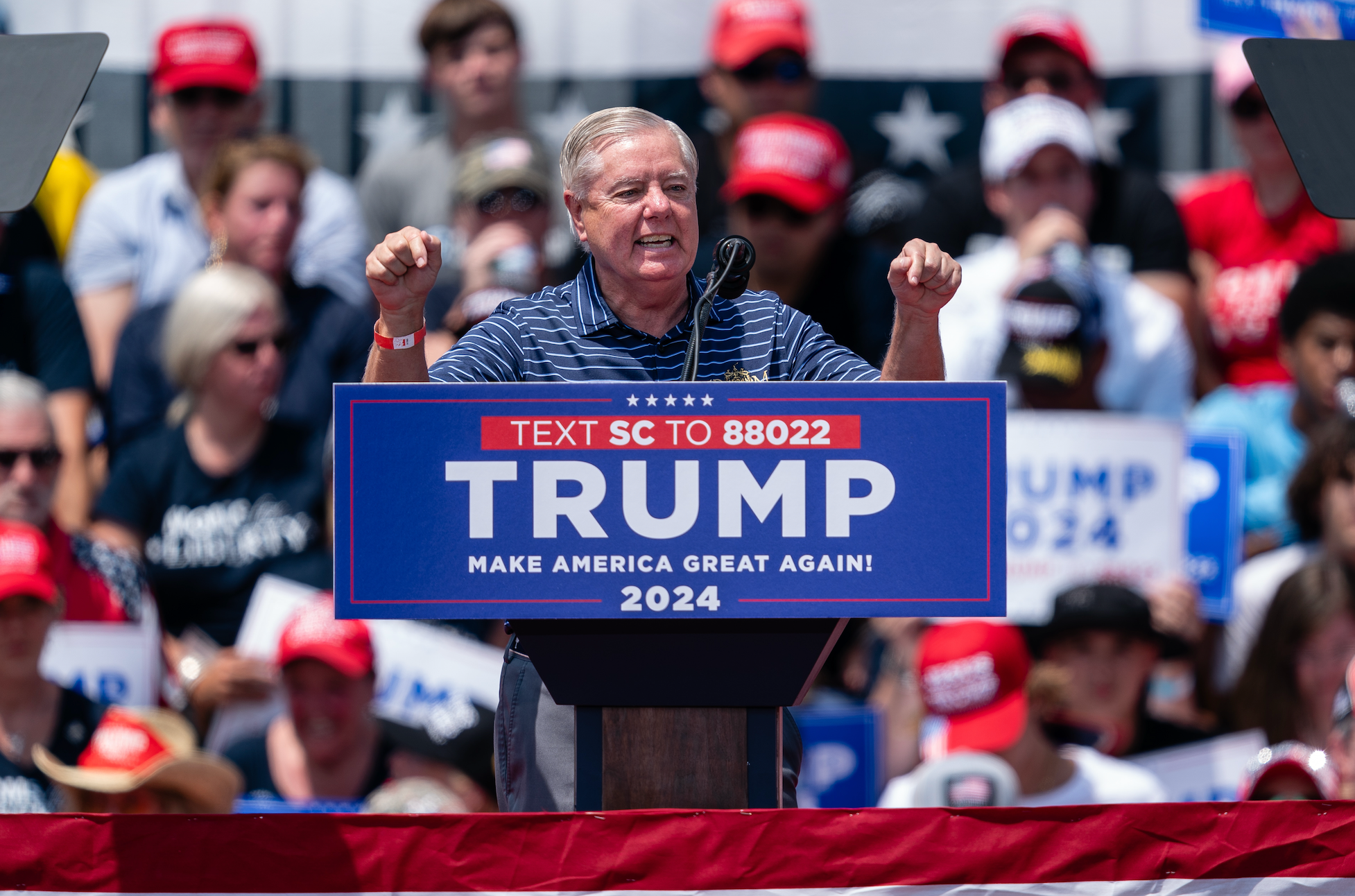 Lindsey Graham taler på et rallypodium merket 