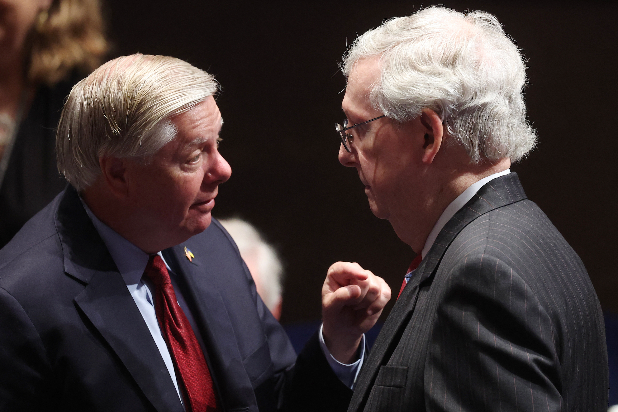 Lindsey Graham og Mitch McConell har en nær samtale, med et publikum i bakgrunnen
