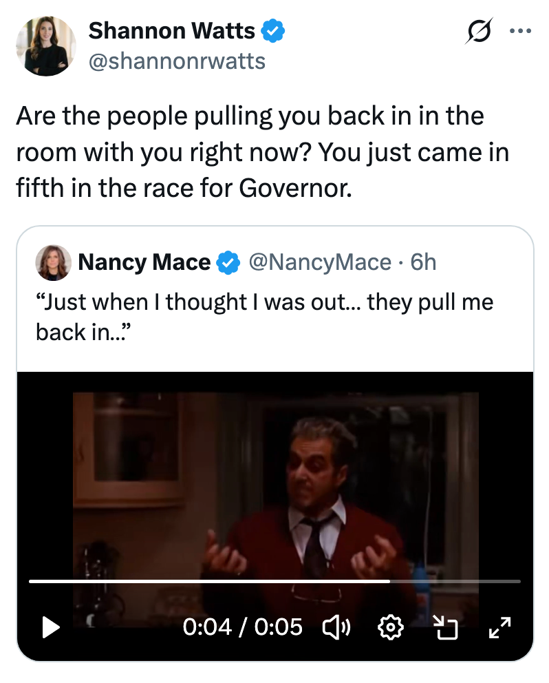 Tweet oleh Shannon Watts mengutip tweet lain dengan klip video. Klip tersebut menunjukkan seorang pria yang jengkel dengan keterangan tentang ditarik kembali