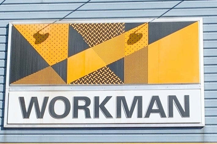 「WORKMAN」と書かれた看板が建物の外壁に取り付けられている。