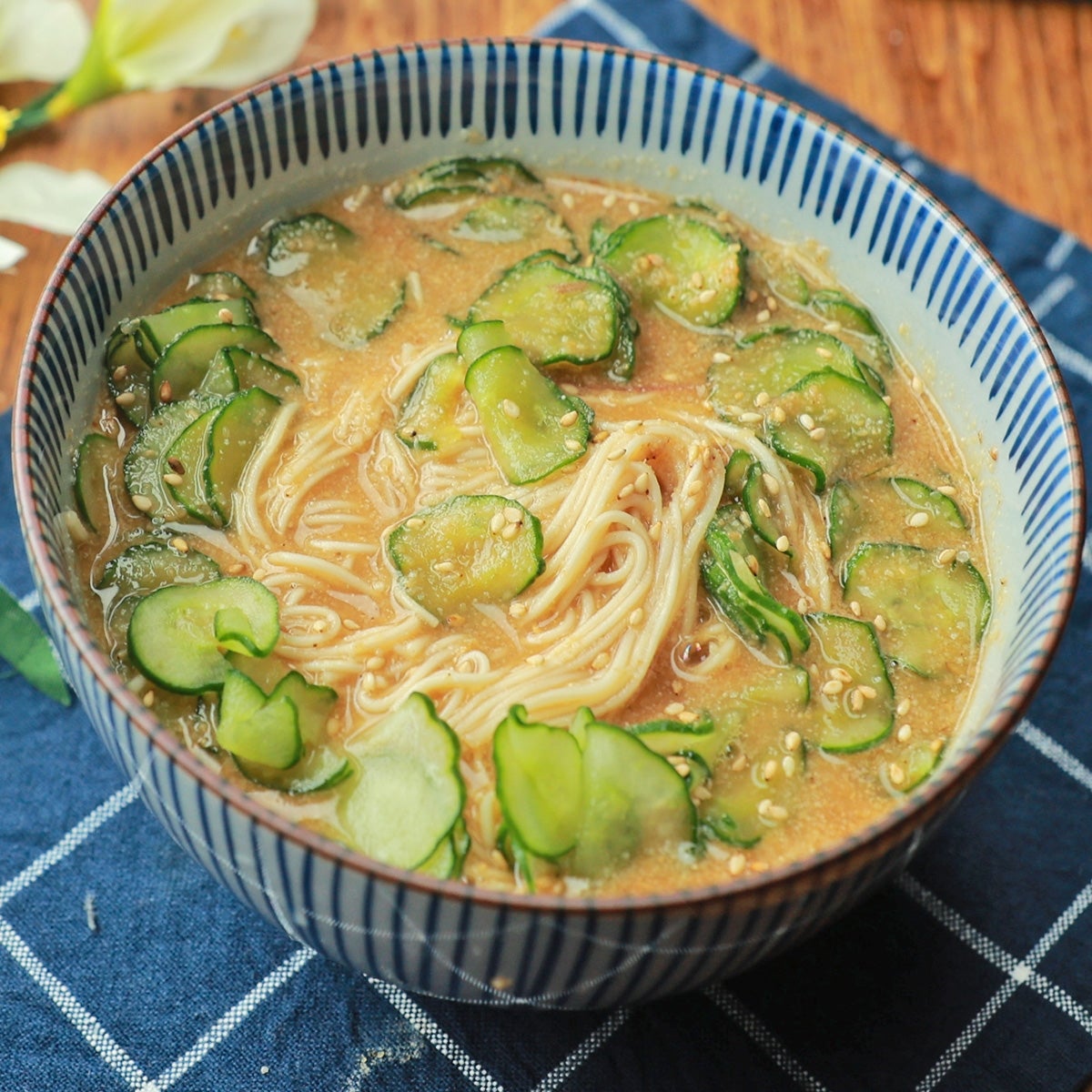 ボウルに盛られた麺料理。きゅうりのスライスが載っている。