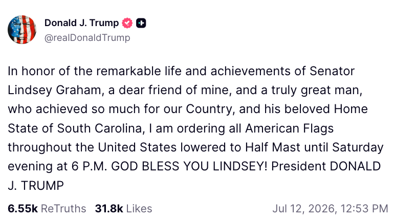 Postingan media sosial mengumumkan bendera setengah tiang untuk Senator Lindsey Graham. Ditandatangani oleh Presiden Donald J. Trump. Tanggal 12 Juli 2026