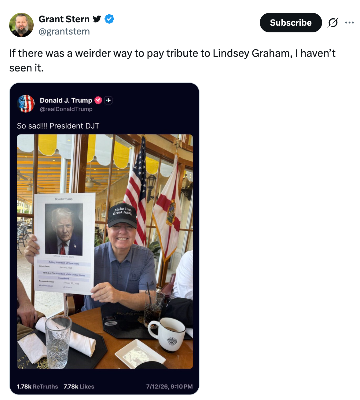 Tweet yang menunjukkan seorang pria memegang foto besar Lindsey Graham yang ditandatangani oleh Donald Trump, diberi judul lucu tentang hal itu sebagai penghormatan yang aneh