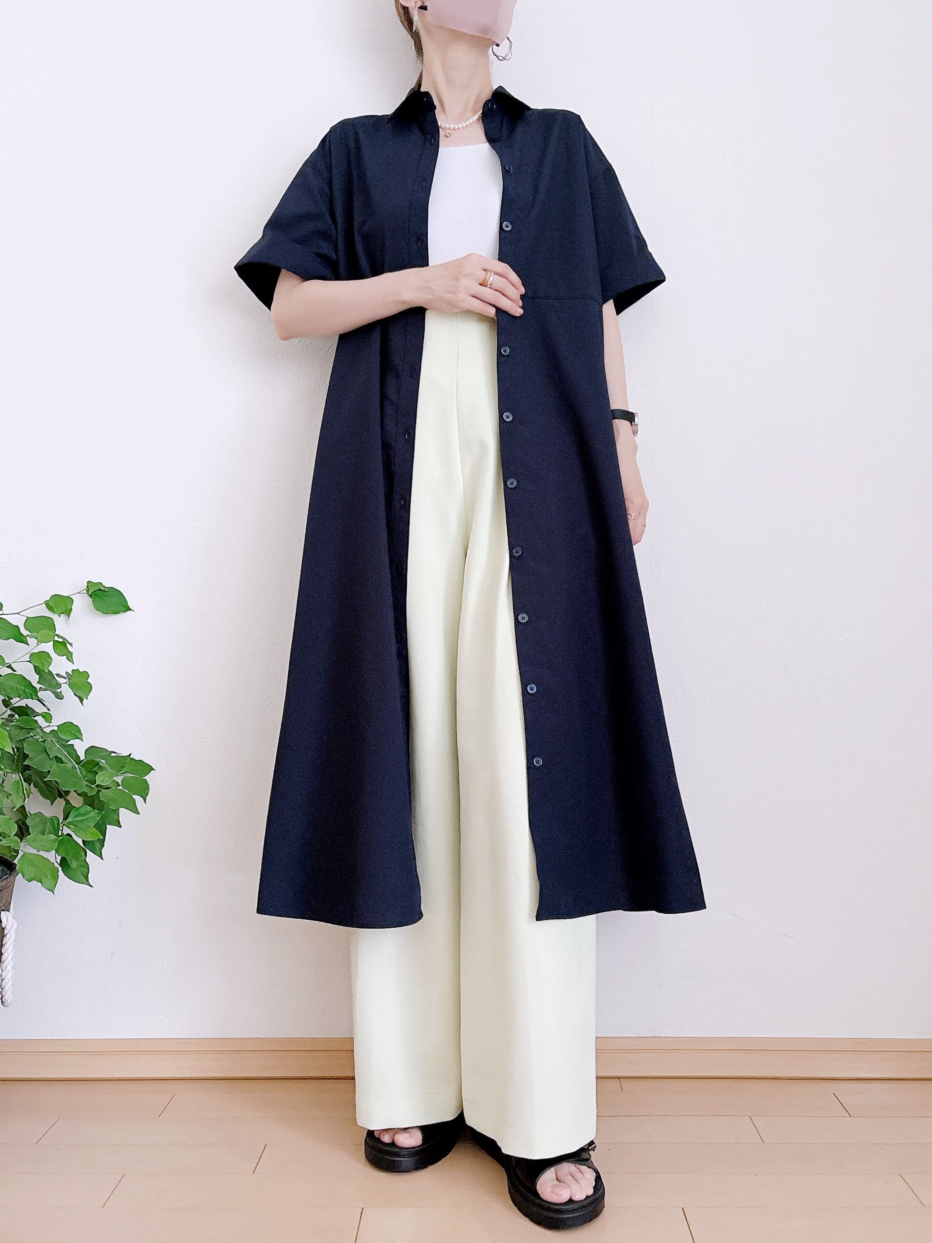 GU（ジーユー）の「フレアシャツワンピース（半袖）」身長162cm女性でMサイズを着用。キャミソールとワイドパンツを着用し、ワンピースを羽織として着ている様子。