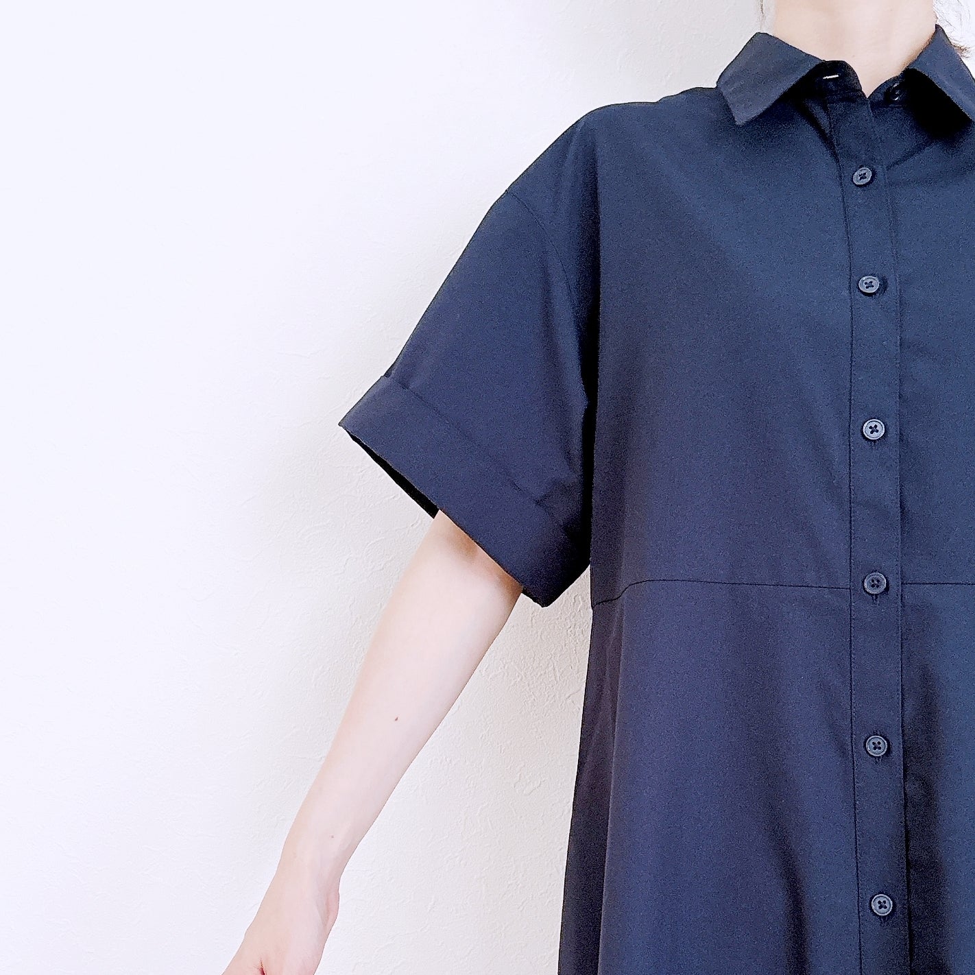 GU（ジーユー）の「フレアシャツワンピース（半袖）」身長162cm女性でMサイズを着用。袖部分のクローズアップ。