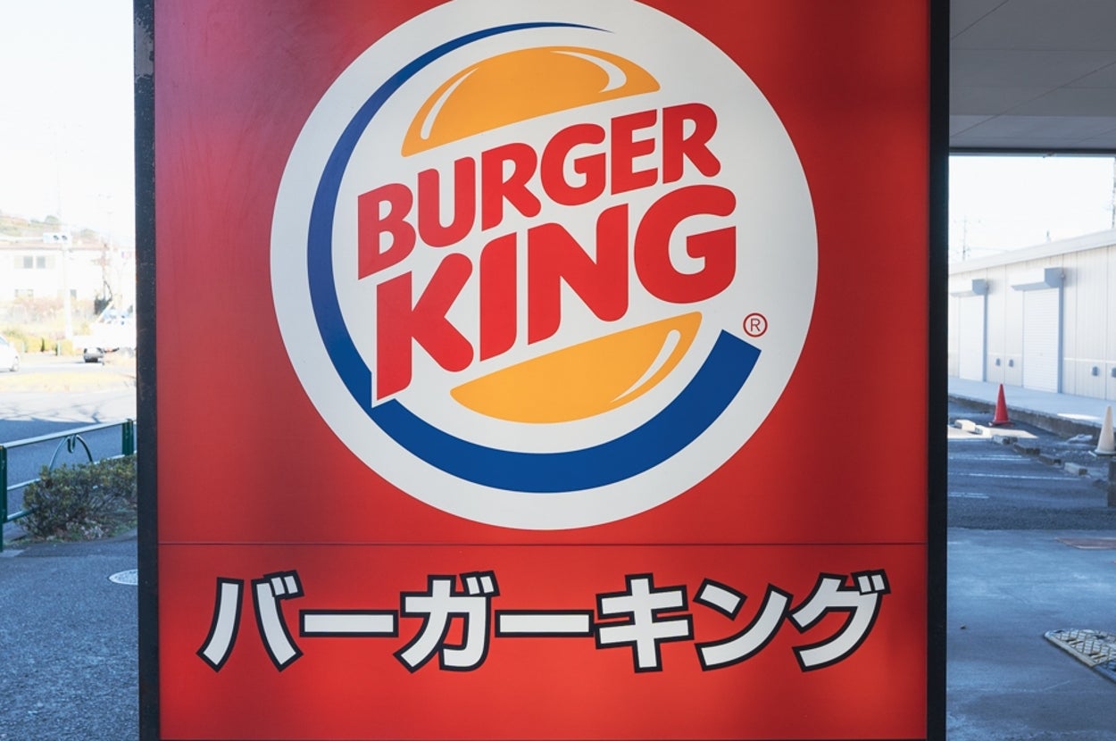 バーガーキングの看板が道路沿いに設置されている。ドライブスルーの案内が記載されている。