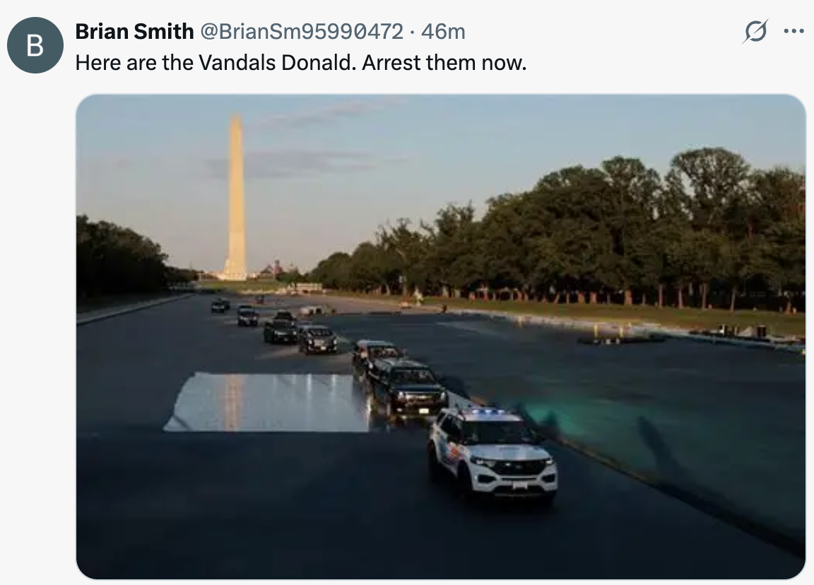 Politibiler langs et reflekterende basseng foran Washington-monumentet, med en tweet-overlegg som anklager hærverk og ber om arrestasjoner