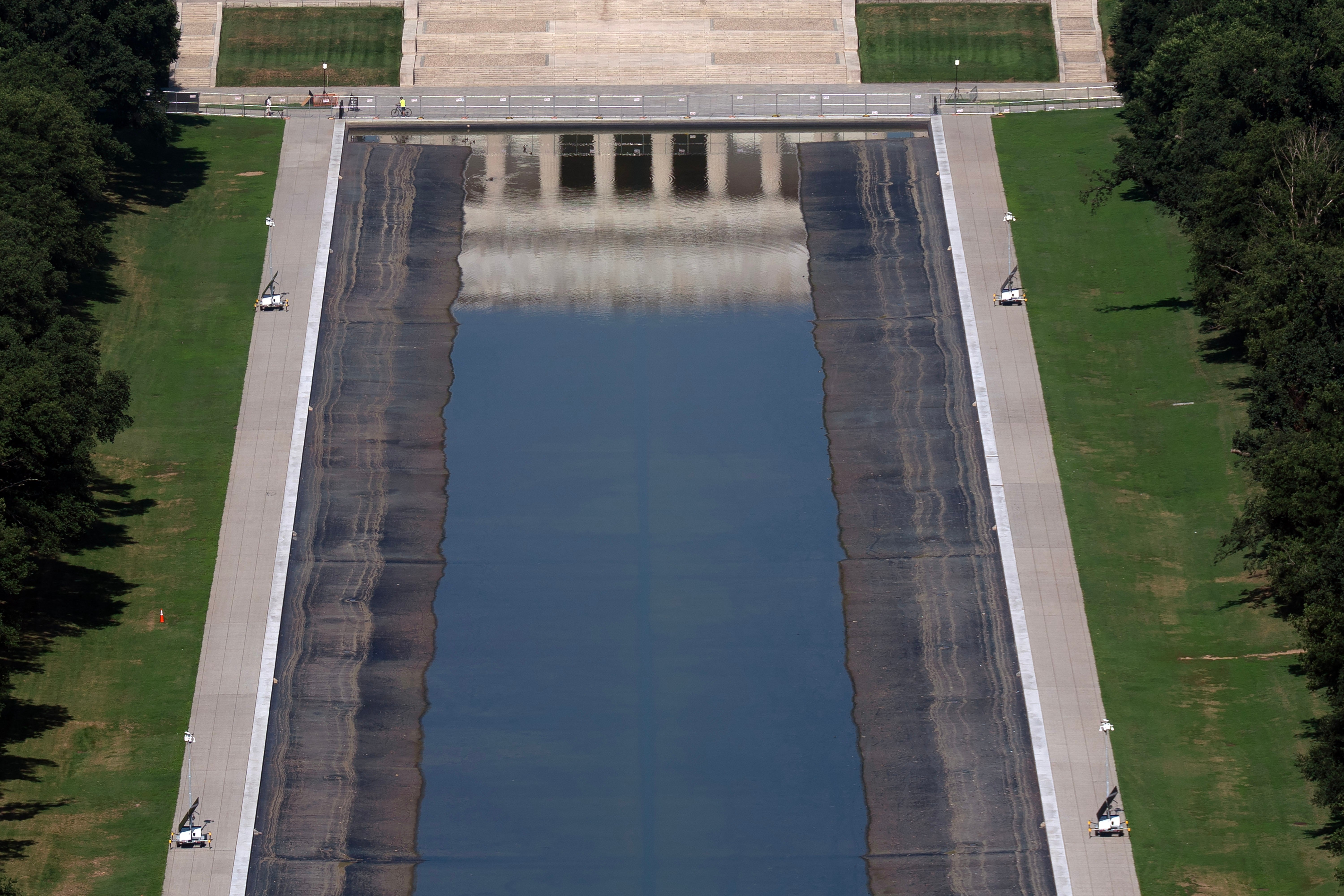 Luftfoto av Lincoln Memorial and Reflecting Pool i Washington, DC, med trær langs sidene
