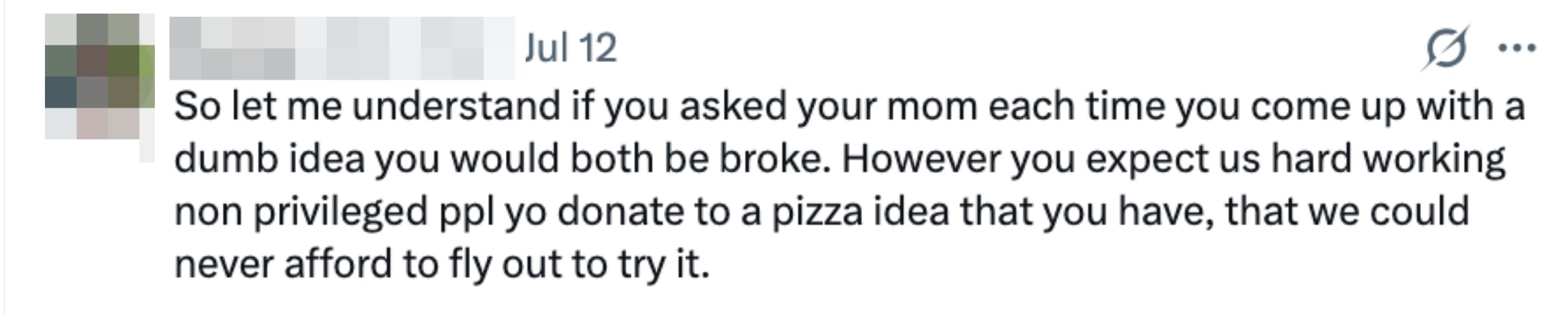 Tweet som kritiserer forventningen om å donere til en pizzaide, og fremhever ulikhet i privilegier
