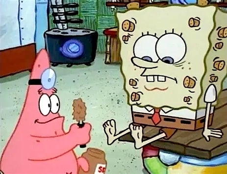 Syk Svampebob med korker i hullene og Patrick som lege
