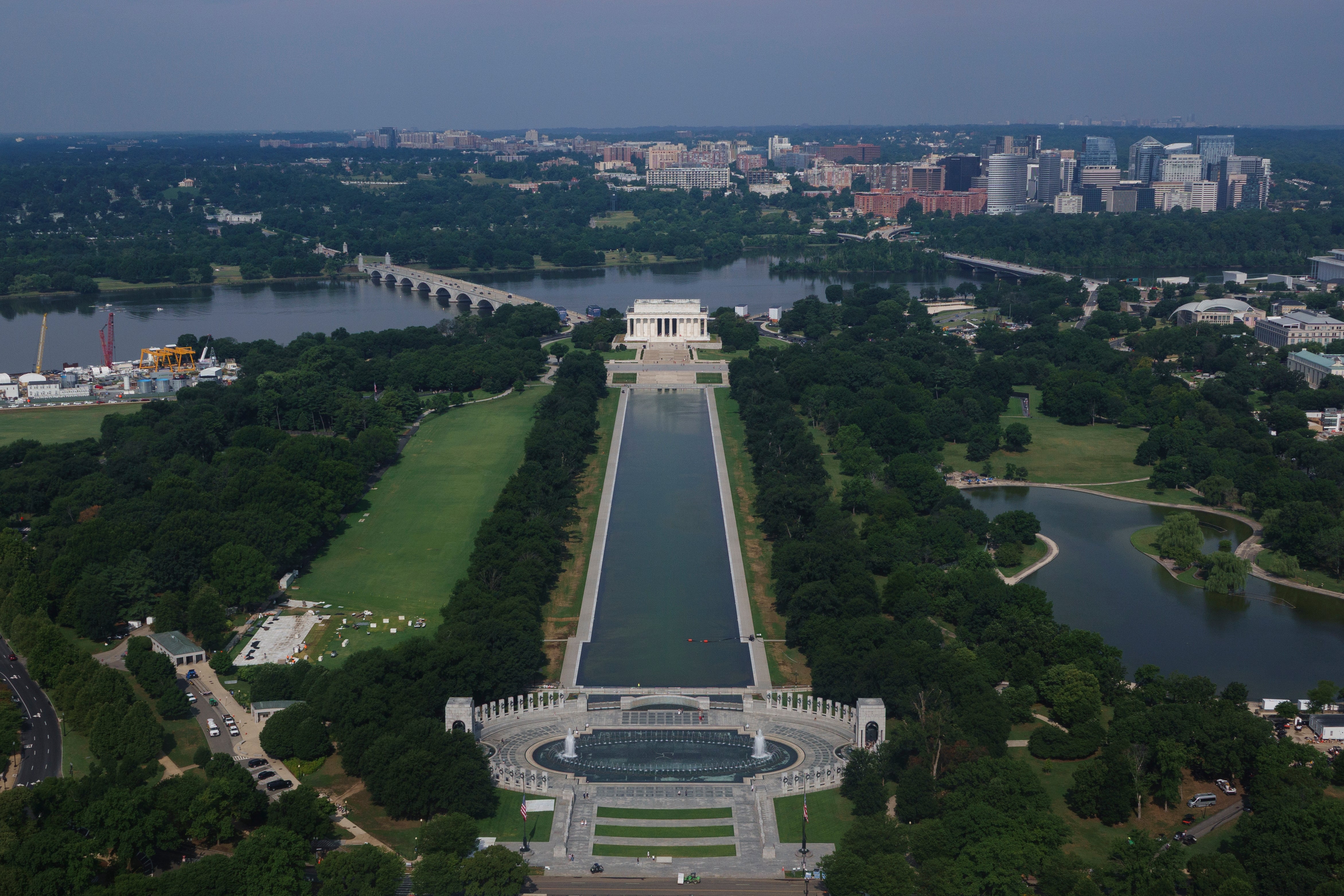 Luftfoto av National Mall i Washington, DC, med Lincoln Memorial og Reflecting Pool, med bybildet i bakgrunnen