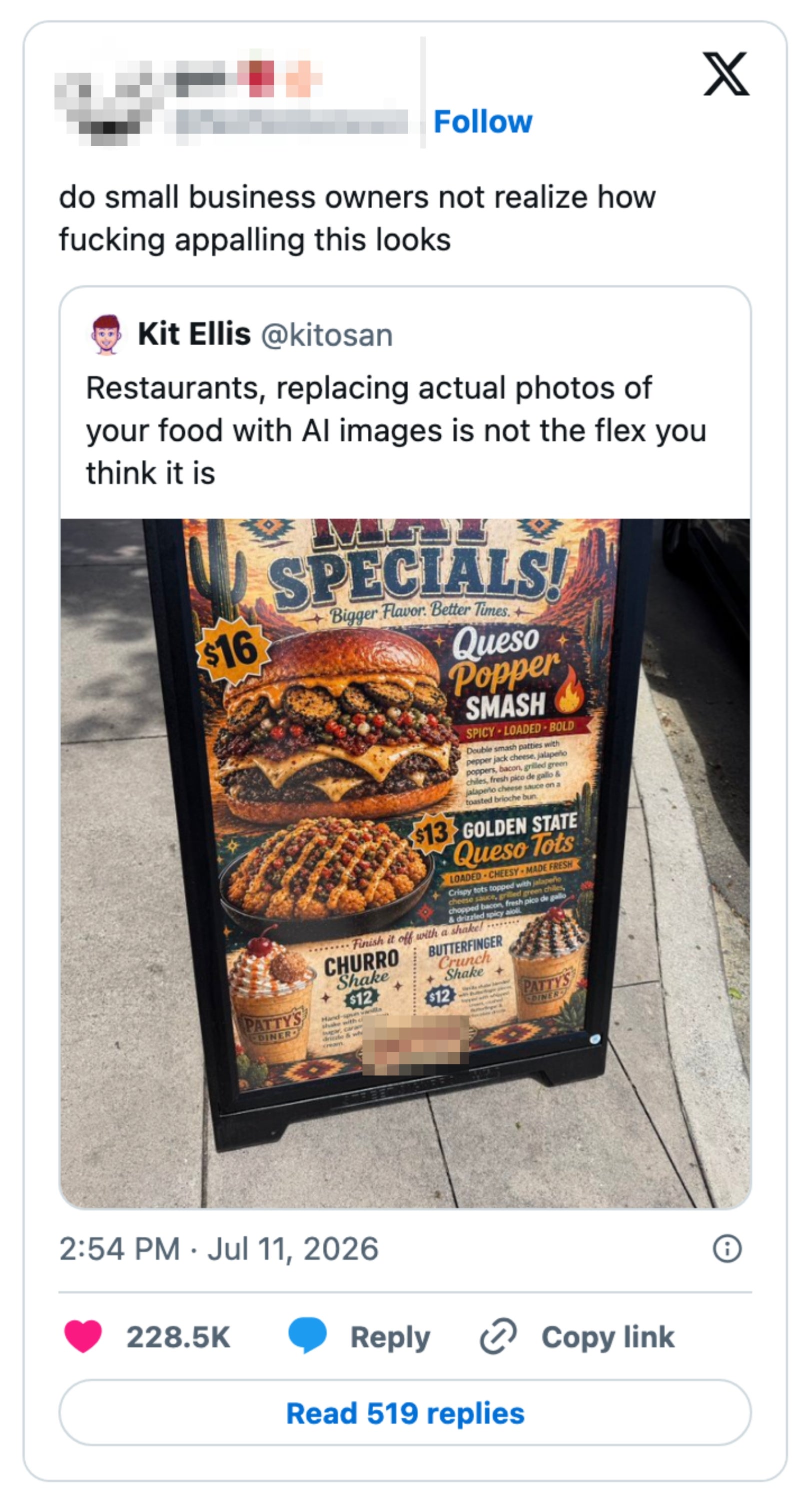 Tweet om en restaurant som bruker digitale bilder av mat i stedet for ekte bilder, med et bilde som viser en menytavle som inneholder digitale matbilder