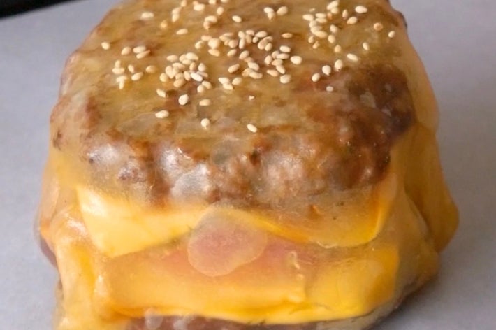 ライスペーパーで包んで作るハンバーガー。
