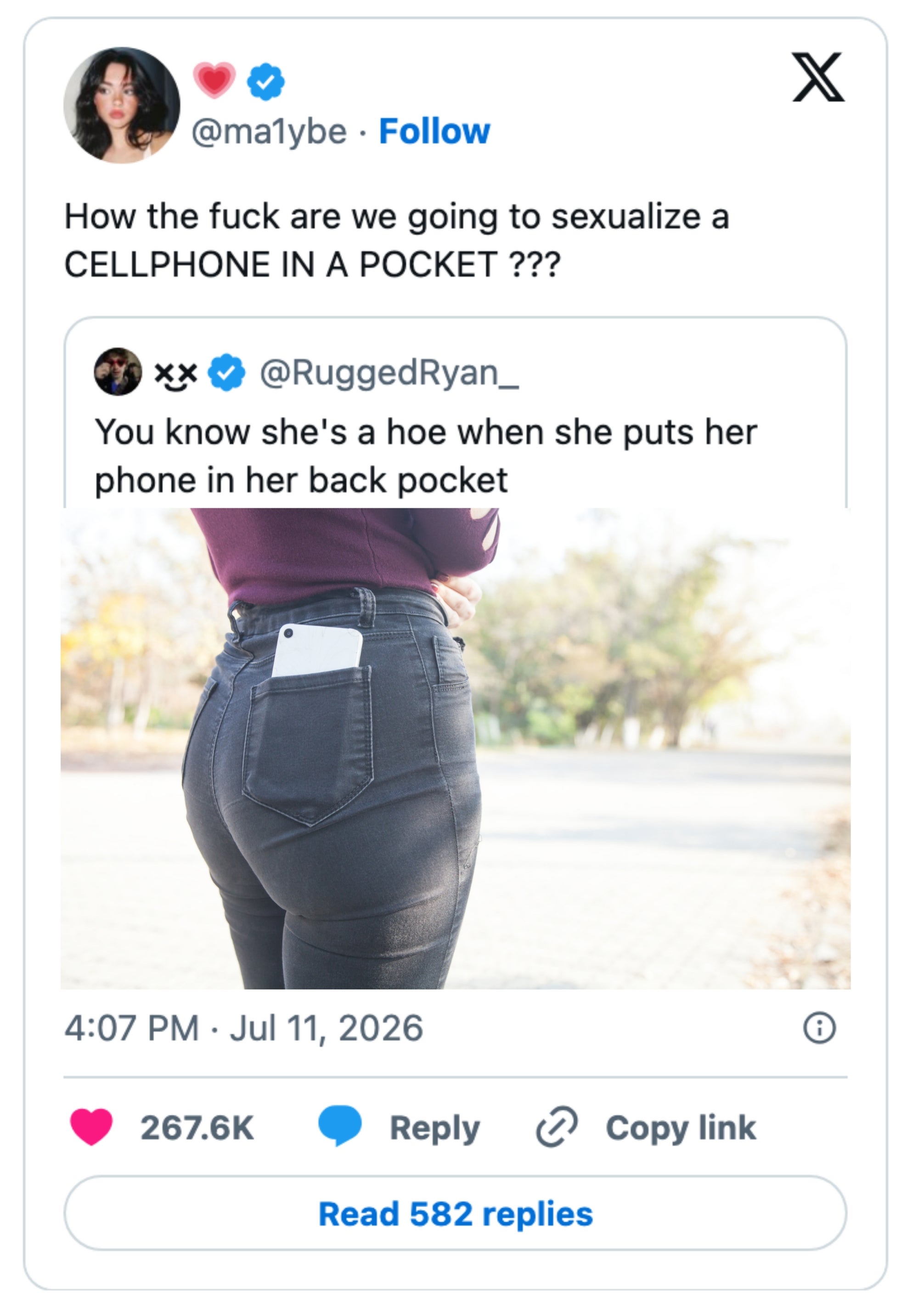 Sosiale medier-innlegg som stiller spørsmål ved seksualiseringen av å legge en mobiltelefon i en baklomme, med en relatert tweet og et bilde av en person som gjør det