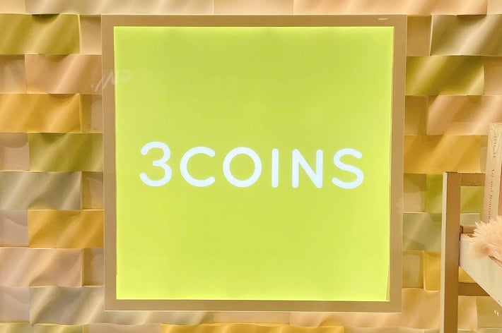 3COINSのロゴが壁に掲示されている