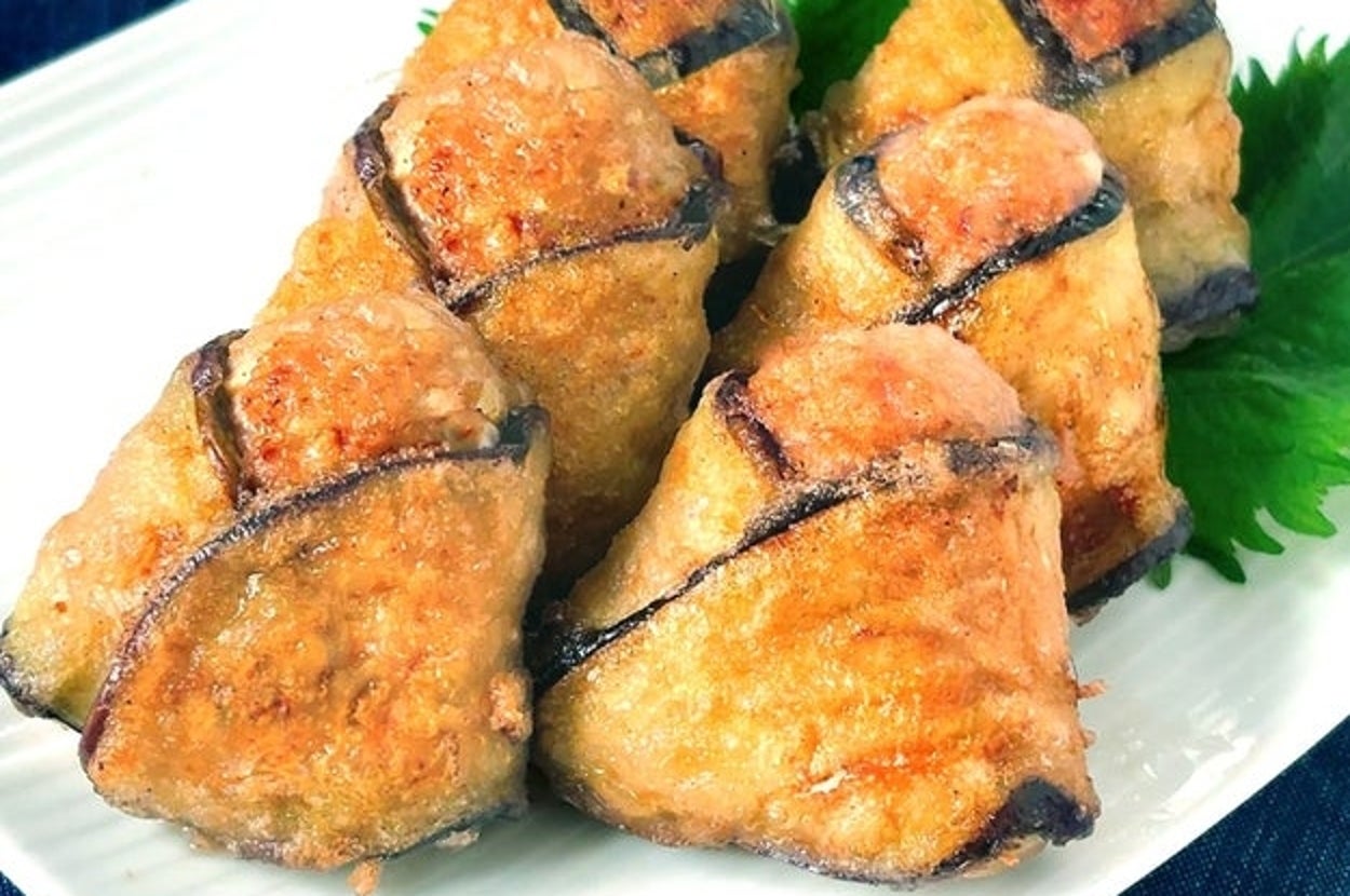 皿に盛られた揚げ物、複数のピースが緑の葉と共に並ぶ。