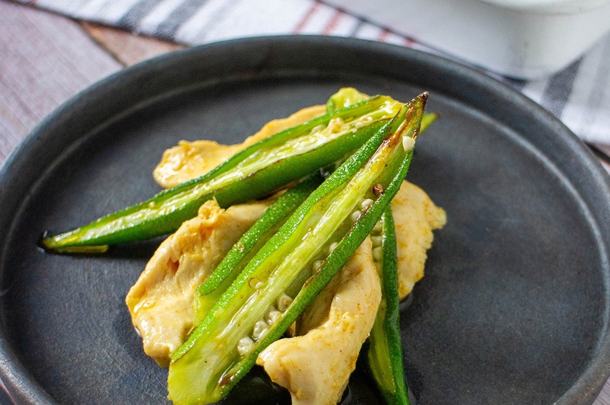 鶏肉とオクラの料理がプレートに盛られています。