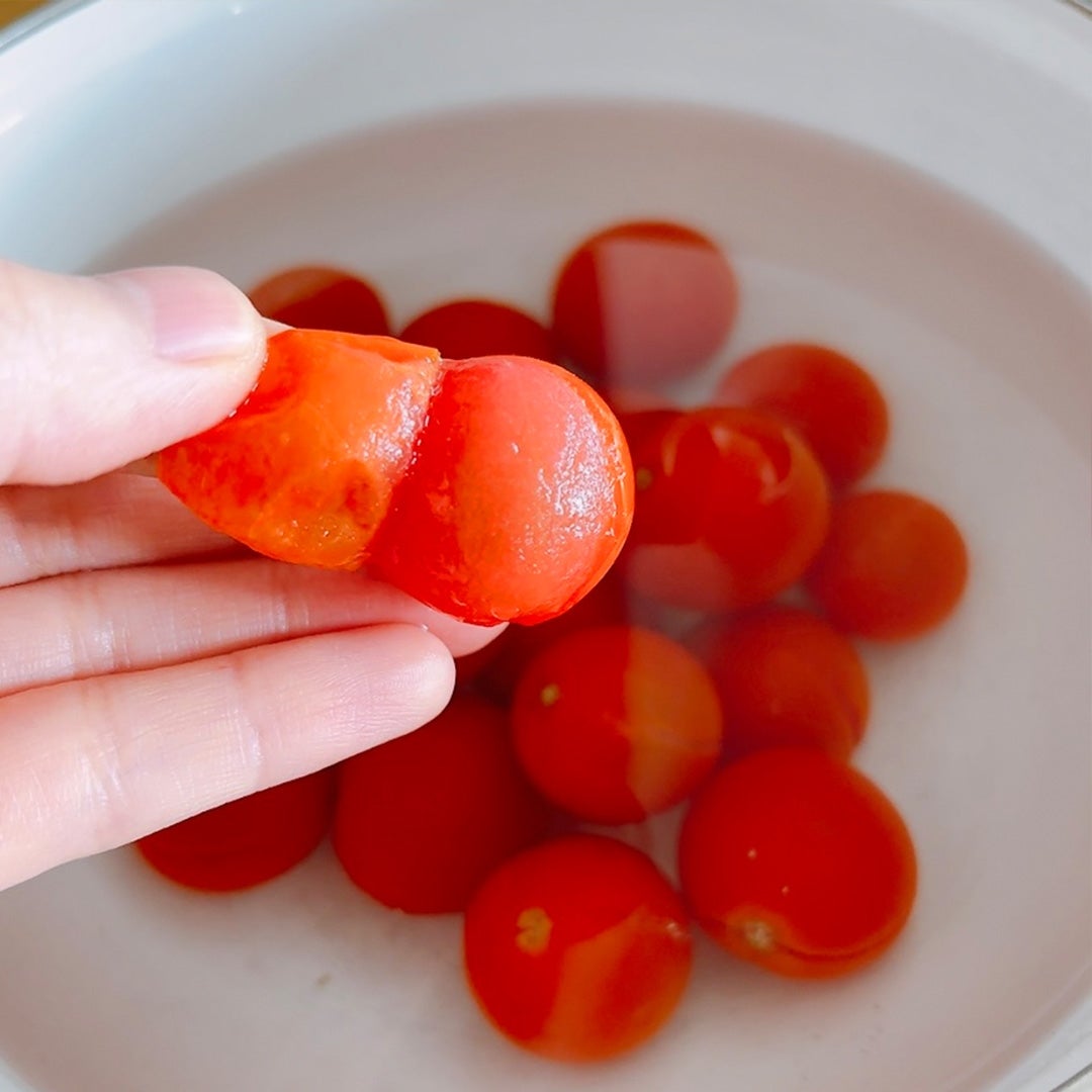手で皮を剥かれたミニトマト。