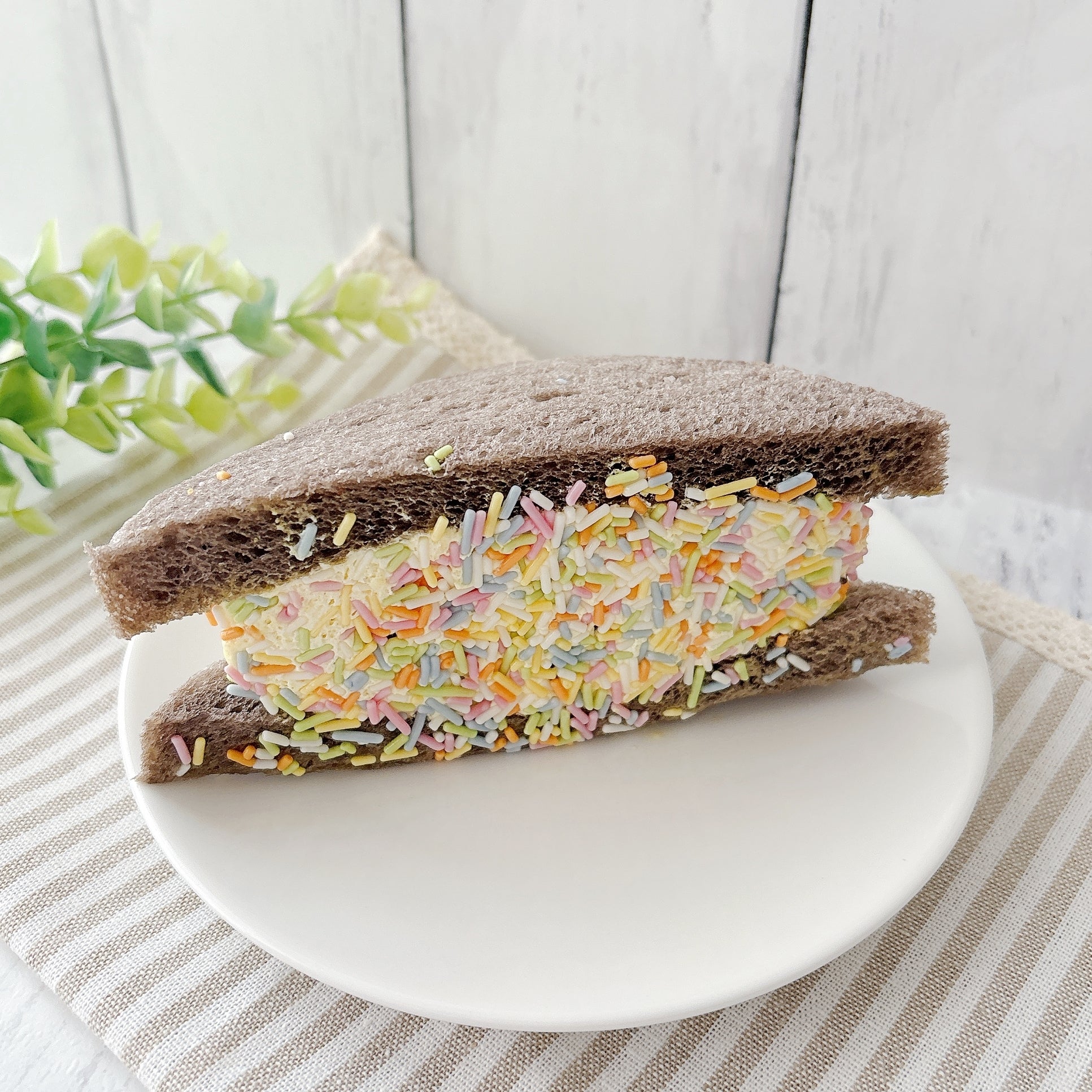 セブンｰイレブンの「よくばりサンド チョコバナナホイップ」お皿にのせられている様子。