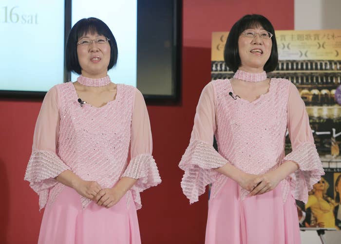阿佐ヶ谷姉妹の木村美穂さん（左）と渡辺江里子さん（右）（時事）