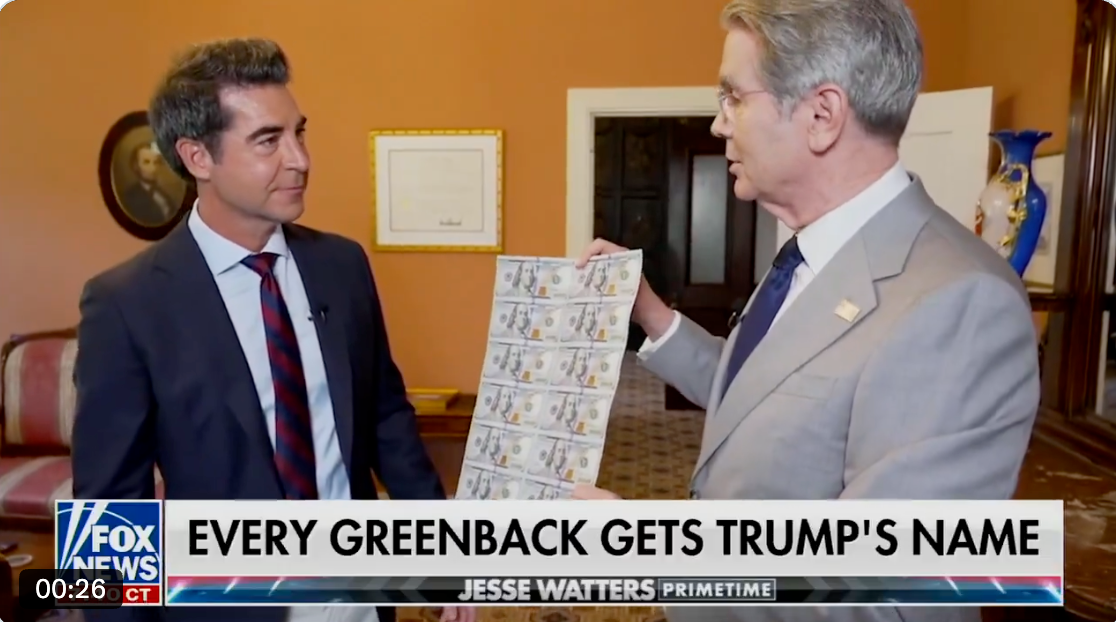 To menn diskuterer et papirark med bilder som ligner valuta, i et rom med elegant innredning, under et Fox News-segment med tittelen