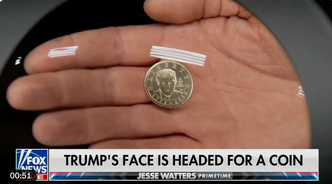 En hånd holder en mynt med et ansikt som ligner en tidligere amerikansk president, omtalt på Fox News med overskriften:
