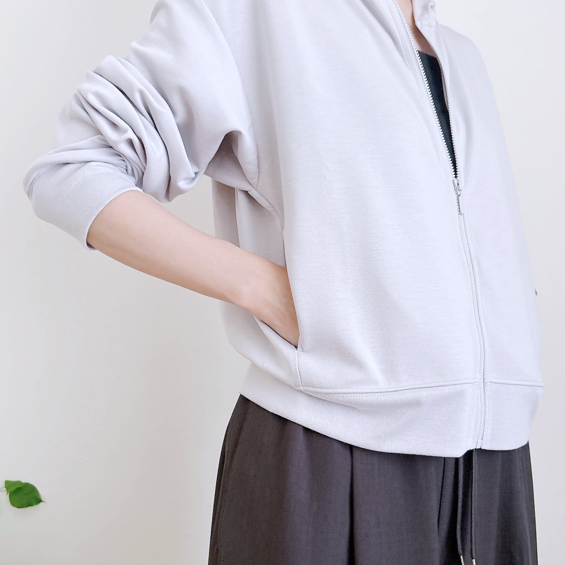 GU（ジーユー）の「UVカットフルジップパーカ」身長162cm女性でMサイズを着用。ポケットに手を入れている様子。