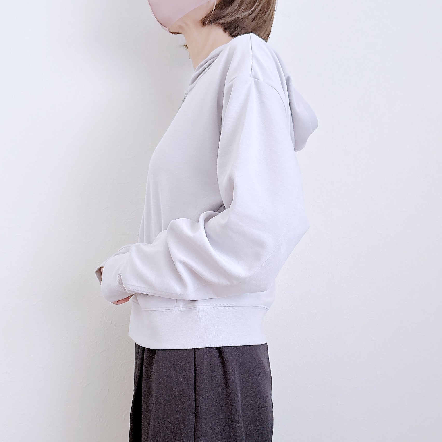 GU（ジーユー）の「UVカットフルジップパーカ」身長162cm女性でMサイズを着用。横を向いて立っている様子。