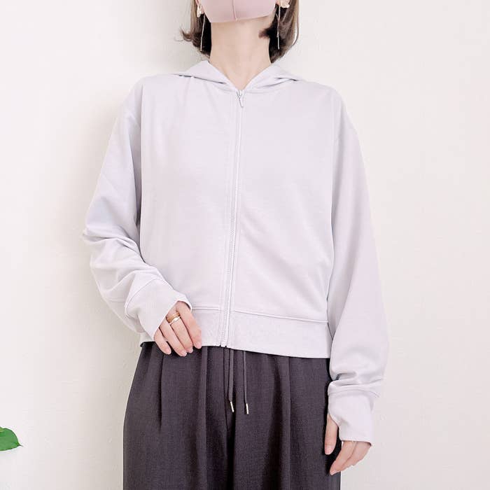 GU（ジーユー）の「UVカットフルジップパーカ」身長162cm女性でMサイズを着用。
