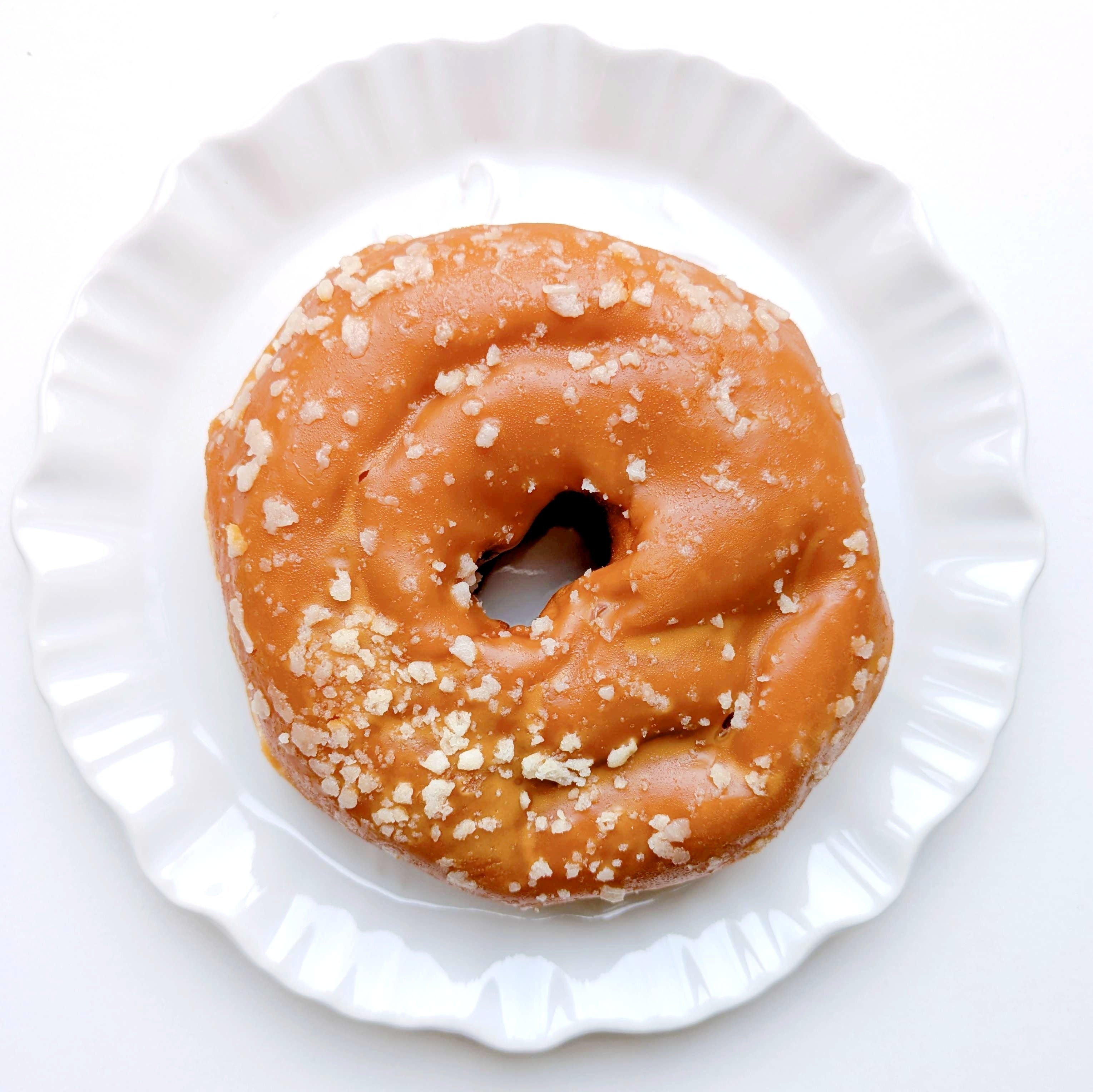 ファミリーマート「も～っちり食感きなこドーナツ」白い皿にのったきなことチョコがかかったドーナツ。